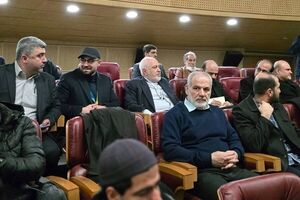 ظریف : الیوم نصنع الصواریخ بدلا من توسل الاخرین

