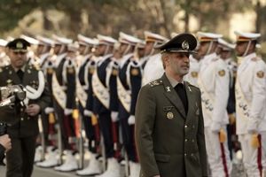 قائد الجیش: العدو یحاول "التآکل الإستراتیجی" فی إیران
