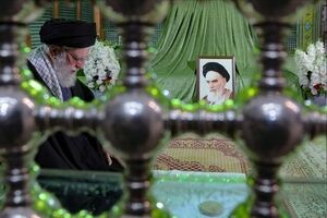 الإمام خامنئی یزور مرقد مؤسس الثورة الإسلامیة