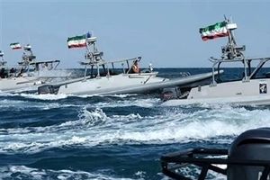القوات البحریة الإیرانیة تطلق تحذیرات صاروخیة وجویة باتجاه المدمرات الأمریکیة
