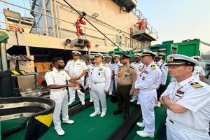 قائد البحریة الایرانیة یزور الصناعات البحریة الهندیة
