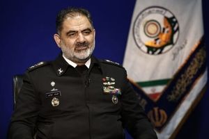 الأدمیرال إیرانی: نرصد تحرکات الأعداء لیلًا ونهارًا
